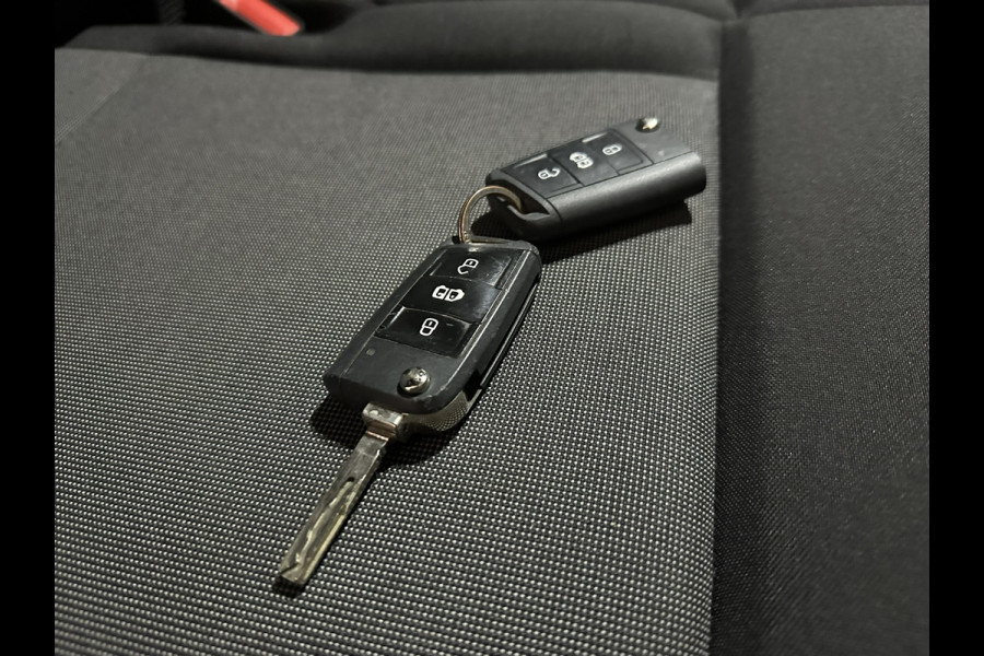 Volkswagen Crafter 2.0 TDI 140pk L3H3 L2H2 Euro6 Airco | Camera | Apple carplay | Android auto bijrijdersbank, 3000kg trekvermogen