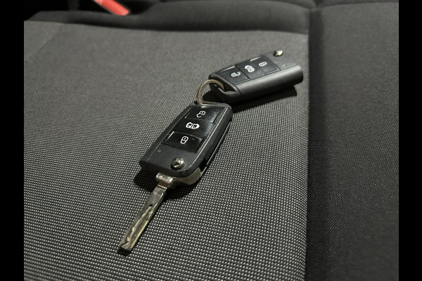 Volkswagen Crafter 2.0 TDI 140pk L3H3 L2H2 Euro6 Airco | Camera | Apple carplay | Android auto bijrijdersbank, 3000kg trekvermogen