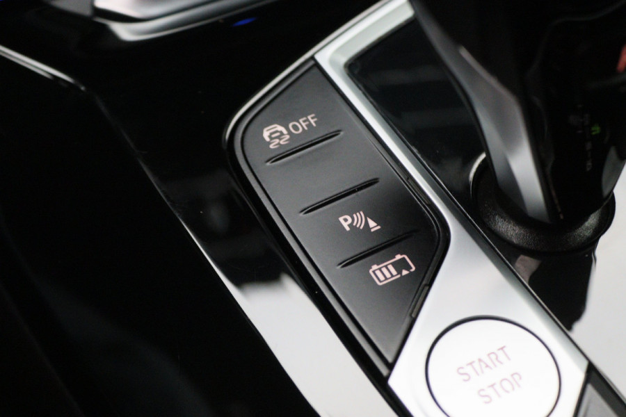 BMW X3 xDrive30e High Executive M-pakket Leer, Stoelverwarming, Camera, Cruise, Apple Carplay, LED, DAB, 21''