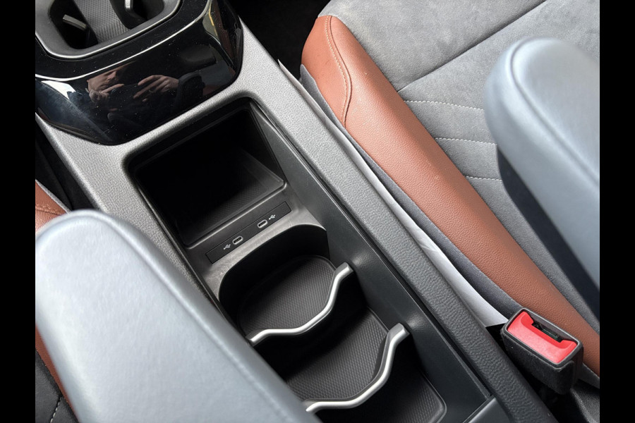 Volkswagen ID.4 Max 77 kWh | 92% SoH | Wegklapbare Trekhaak | Stoel-, Stuur- & Voorruitverwarming | Adaptive cruise control | Camera