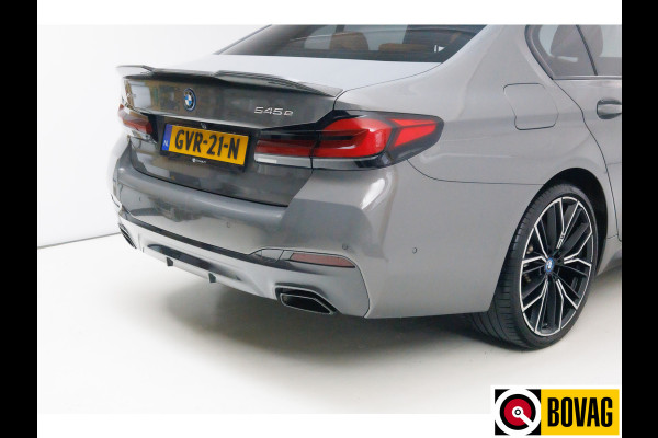 BMW 5 Serie 545e xDrive automaat 394 PK M-Sport M-performance parts Shadowline, Stoel + Stuurverw. 20" LMV, Ambiance verlichting, Driver assist