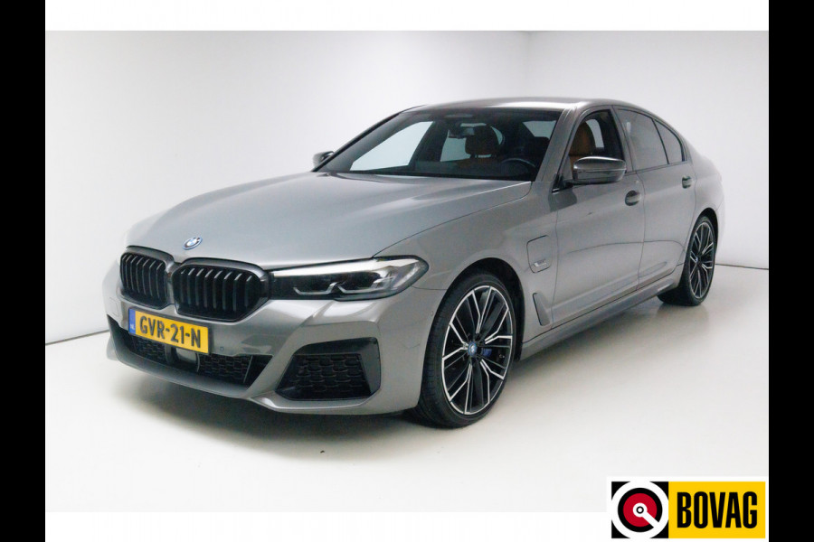 BMW 5 Serie 545e xDrive automaat 394 PK M-Sport M-performance parts Shadowline, Stoel + Stuurverw. 20" LMV, Ambiance verlichting, Driver assist