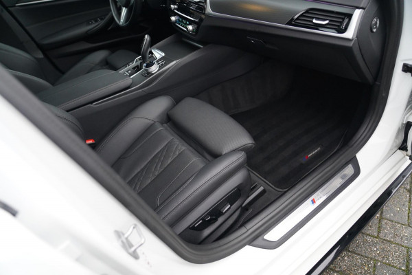 BMW 5 Serie 545e xDrive Business Edition Plus | M-pakket | BTW | Panorama | Bowers&Wilkins | Sfeerverlichting | M-performance |