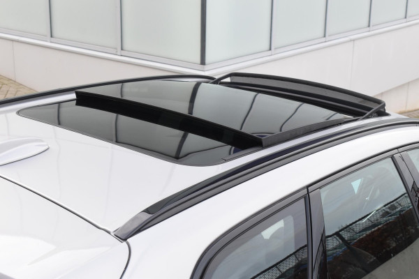 Volvo XC60 T6 350PK Automaat Plug-in Hybrid AWD Plus Dark / Navigatie / 360 Camera / Adaptieve Cruise Control / Stuur & Stoelverwarming / Elektr. Achterklep / Schuifdak / Trekhaak