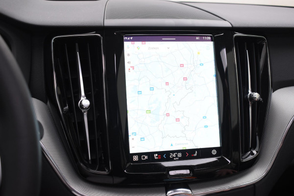 Volvo XC60 T6 350PK Automaat Plug-in Hybrid AWD Plus Dark / Navigatie / 360 Camera / Adaptieve Cruise Control / Stuur & Stoelverwarming / Elektr. Achterklep / Schuifdak / Trekhaak