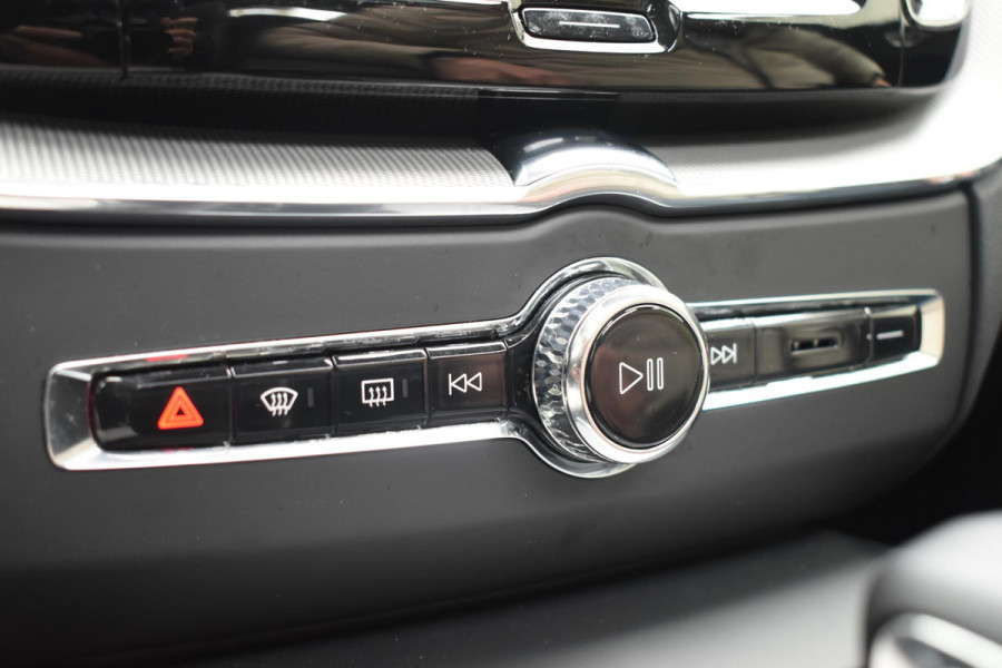 Volvo XC60 T6 350PK Automaat Plug-in Hybrid AWD Plus Dark / Navigatie / 360 Camera / Adaptieve Cruise Control / Stuur & Stoelverwarming / Elektr. Achterklep / Schuifdak / Trekhaak