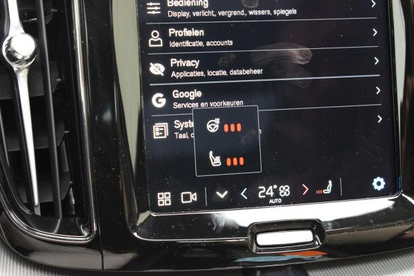 Volvo XC60 T6 350PK Automaat Plug-in Hybrid AWD Plus Dark / Navigatie / 360 Camera / Adaptieve Cruise Control / Stuur & Stoelverwarming / Elektr. Achterklep / Schuifdak / Trekhaak