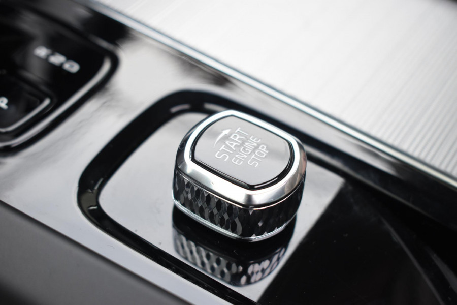 Volvo XC60 T6 350PK Automaat Plug-in Hybrid AWD Plus Dark / Navigatie / 360 Camera / Adaptieve Cruise Control / Stuur & Stoelverwarming / Elektr. Achterklep / Schuifdak / Trekhaak