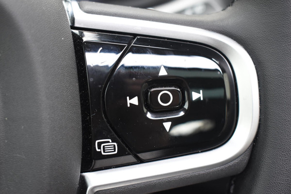 Volvo XC60 T6 350PK Automaat Plug-in Hybrid AWD Plus Dark / Navigatie / 360 Camera / Adaptieve Cruise Control / Stuur & Stoelverwarming / Elektr. Achterklep / Schuifdak / Trekhaak