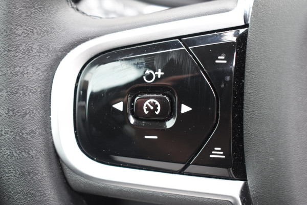 Volvo XC60 T6 350PK Automaat Plug-in Hybrid AWD Plus Dark / Navigatie / 360 Camera / Adaptieve Cruise Control / Stuur & Stoelverwarming / Elektr. Achterklep / Schuifdak / Trekhaak