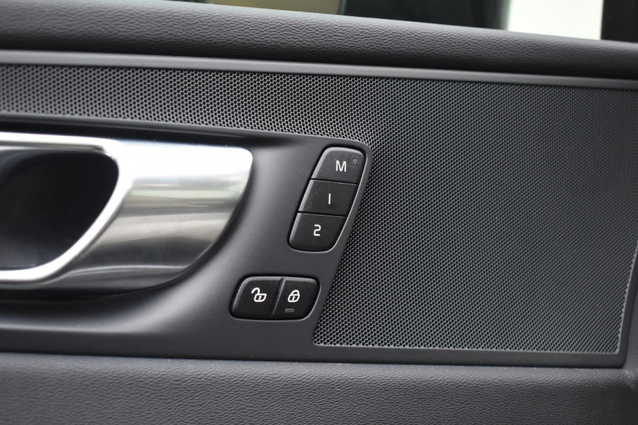 Volvo XC60 T6 350PK Automaat Plug-in Hybrid AWD Plus Dark / Navigatie / 360 Camera / Adaptieve Cruise Control / Stuur & Stoelverwarming / Elektr. Achterklep / Schuifdak / Trekhaak