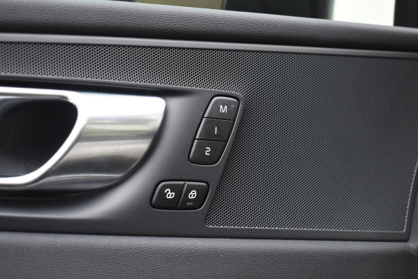 Volvo XC60 T6 350PK Automaat Plug-in Hybrid AWD Plus Dark / Navigatie / 360 Camera / Adaptieve Cruise Control / Stuur & Stoelverwarming / Elektr. Achterklep / Schuifdak / Trekhaak