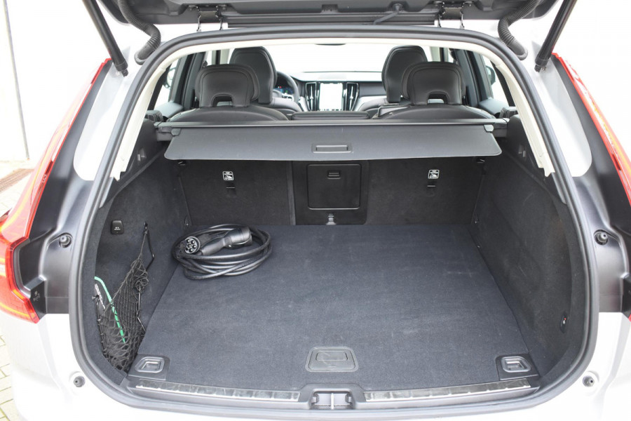 Volvo XC60 T6 350PK Automaat Plug-in Hybrid AWD Plus Dark / Navigatie / 360 Camera / Adaptieve Cruise Control / Stuur & Stoelverwarming / Elektr. Achterklep / Schuifdak / Trekhaak
