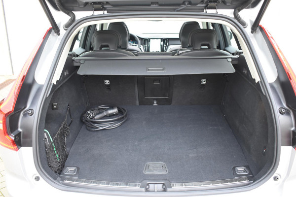 Volvo XC60 T6 350PK Automaat Plug-in Hybrid AWD Plus Dark / Navigatie / 360 Camera / Adaptieve Cruise Control / Stuur & Stoelverwarming / Elektr. Achterklep / Schuifdak / Trekhaak