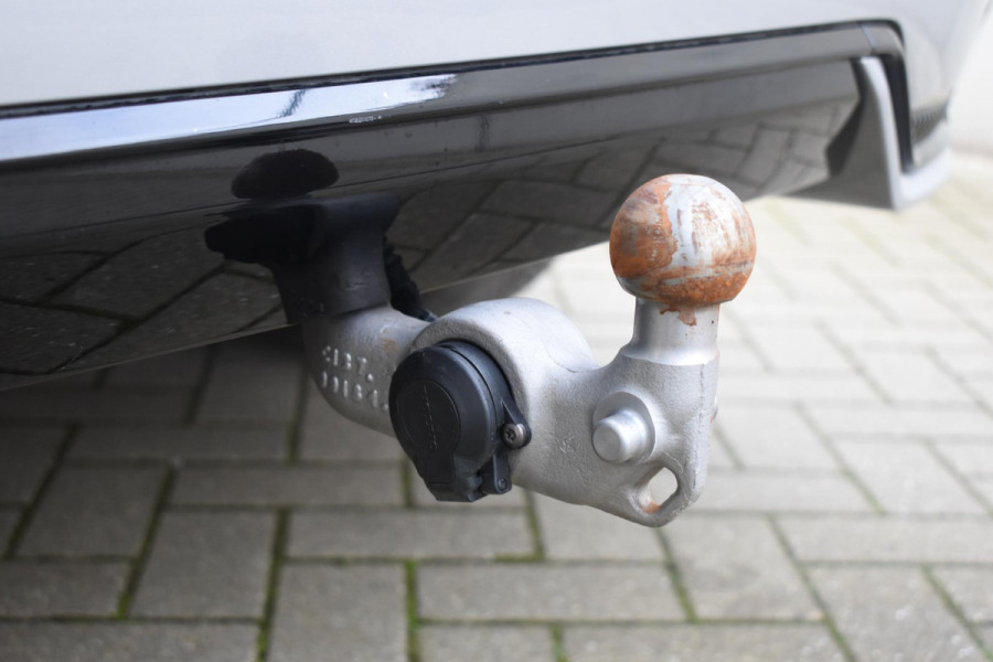 Volvo XC60 T6 350PK Automaat Plug-in Hybrid AWD Plus Dark / Navigatie / 360 Camera / Adaptieve Cruise Control / Stuur & Stoelverwarming / Elektr. Achterklep / Schuifdak / Trekhaak