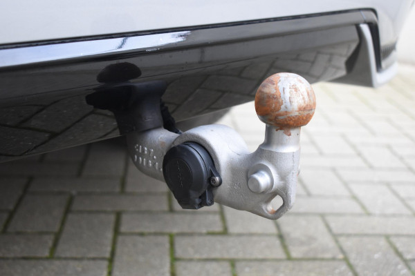 Volvo XC60 T6 350PK Automaat Plug-in Hybrid AWD Plus Dark / Navigatie / 360 Camera / Adaptieve Cruise Control / Stuur & Stoelverwarming / Elektr. Achterklep / Schuifdak / Trekhaak