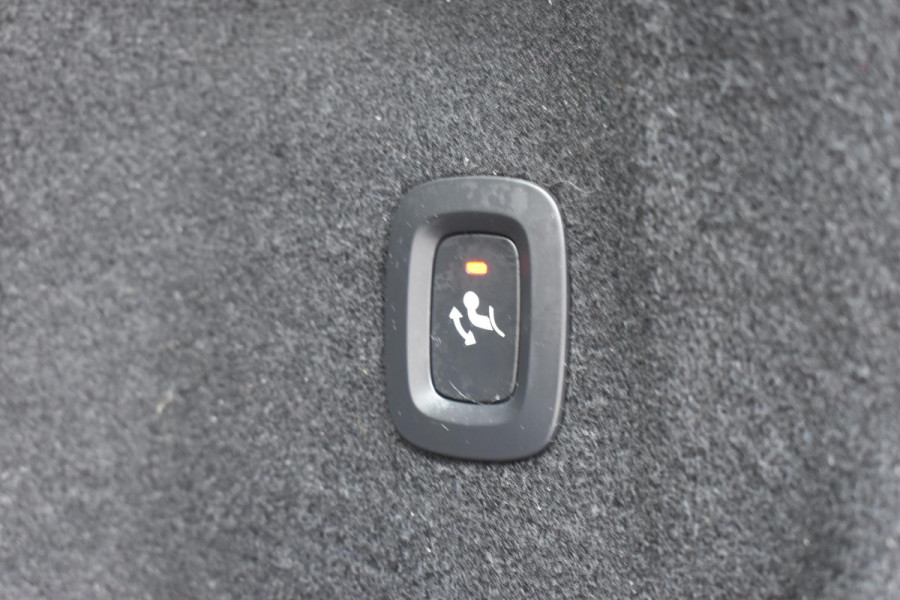 Volvo XC60 T6 350PK Automaat Plug-in Hybrid AWD Plus Dark / Navigatie / 360 Camera / Adaptieve Cruise Control / Stuur & Stoelverwarming / Elektr. Achterklep / Schuifdak / Trekhaak