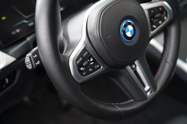 BMW i4 M50 High Executive 84 kWh | BTW | 360 Camera | LASER | Dravitgrau metallic | Adaptieve Cruise | Trekhaak | Schuif/kanteldak