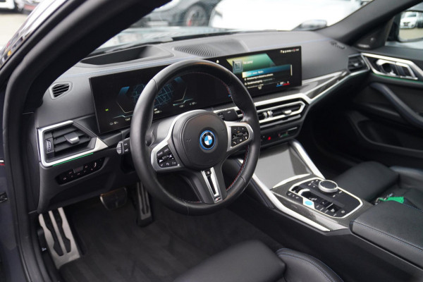 BMW i4 M50 High Executive 84 kWh | BTW | 360 Camera | LASER | Dravitgrau metallic | Adaptieve Cruise | Trekhaak | Schuif/kanteldak