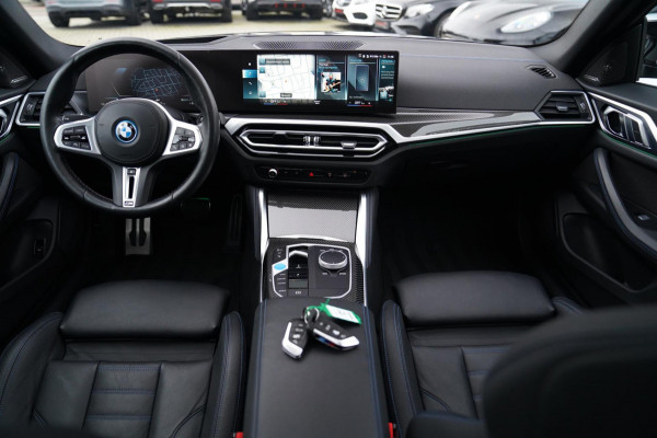 BMW i4 M50 High Executive 84 kWh | BTW | 360 Camera | LASER | Dravitgrau metallic | Adaptieve Cruise | Trekhaak | Schuif/kanteldak