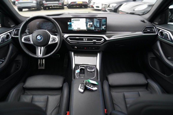 BMW i4 M50 High Executive 84 kWh | BTW | 360 Camera | LASER | Dravitgrau metallic | Adaptieve Cruise | Trekhaak | Schuif/kanteldak