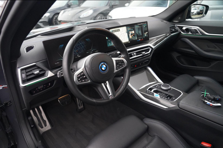 BMW i4 M50 High Executive 84 kWh | BTW | 360 Camera | LASER | Dravitgrau metallic | Adaptieve Cruise | Trekhaak | Schuif/kanteldak