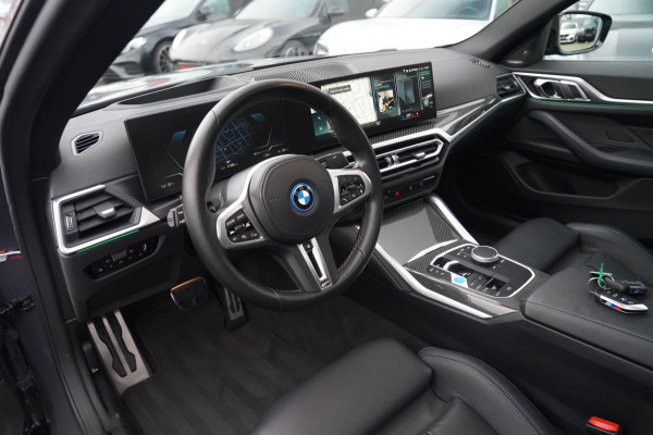 BMW i4 M50 High Executive 84 kWh | BTW | 360 Camera | LASER | Dravitgrau metallic | Adaptieve Cruise | Trekhaak | Schuif/kanteldak