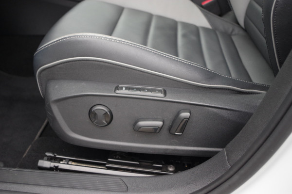 Volkswagen Golf 1.4 eHybrid 245 PK GTE PHEV, Schuif-Kanteldak, Leder, Adap. Cruise Control, Memory, Camera