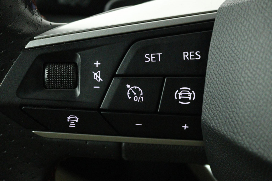 Seat Leon 1.5 eTSI FR Intense Automaat (VIRTUAL COCKPIT, SFEERVERLICHTING, ADAPTIVE CRUISE, STUUR-/STOELVERWARMING, 1e EIGENAAR)