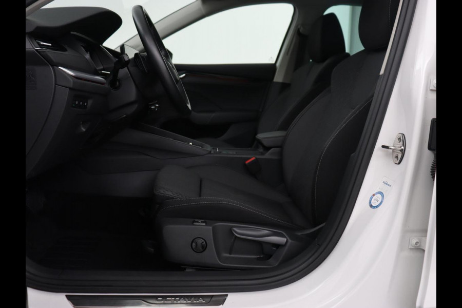 Škoda Octavia 1.4 TSI iV PHEV Business Edition | Trekhaak | Stoel & stuuverwarming | Camera | Carplay | Navigatie | Virtual Cockpit | Full LED | Achterbankverwarming | Plug In