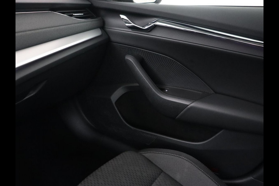 Škoda Octavia 1.0 e-TSI Business Edition Plus | Panoramadak | Adaptive cruise | Stoelverwarming | Camera | Head-Up | Carplay | Sfeerverlichting | Navigatie | Memory