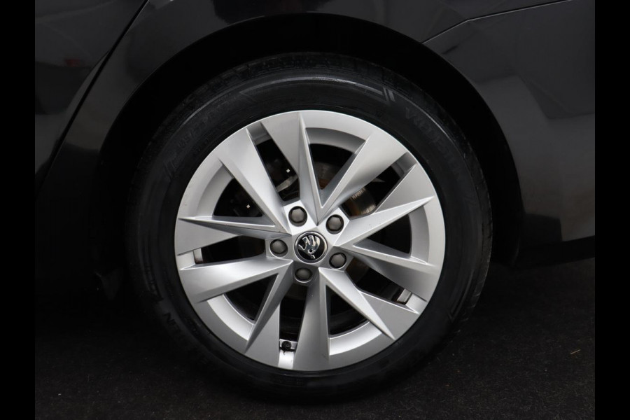 Škoda Octavia 1.0 e-TSI Business Edition Plus | Panoramadak | Adaptive cruise | Stoelverwarming | Camera | Head-Up | Carplay | Sfeerverlichting | Navigatie | Memory