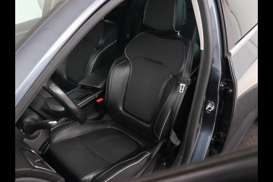 Renault Mégane 1.3 TCe Bose | Camera | Keyless | Massage | Carplay | Half leder | Navigatie | Park Assist | Trekhaak | Climate control | Dodehoek detectie