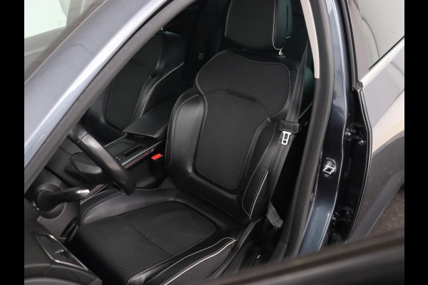 Renault Mégane 1.3 TCe Bose | Camera | Keyless | Massage | Carplay | Half leder | Navigatie | Park Assist | Trekhaak | Climate control | Dodehoek detectie