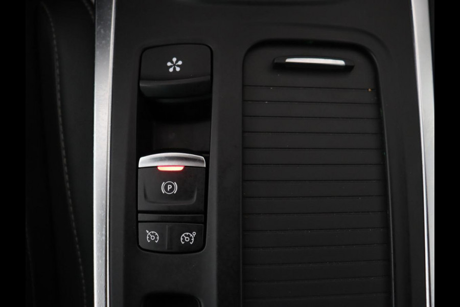 Renault Mégane 1.3 TCe Bose | Camera | Keyless | Massage | Carplay | Half leder | Navigatie | Park Assist | Trekhaak | Climate control | Dodehoek detectie