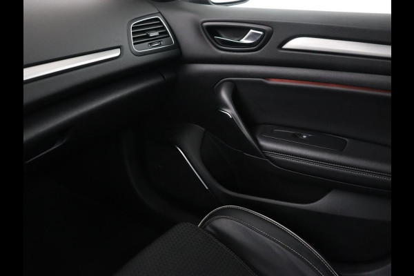 Renault Mégane 1.3 TCe Bose | Camera | Keyless | Massage | Carplay | Half leder | Navigatie | Park Assist | Trekhaak | Climate control | Dodehoek detectie