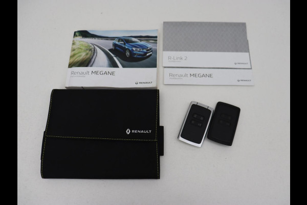 Renault Mégane 1.3 TCe Bose | Camera | Keyless | Massage | Carplay | Half leder | Navigatie | Park Assist | Trekhaak | Climate control | Dodehoek detectie