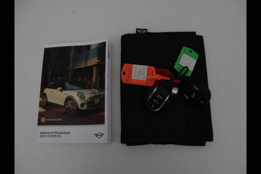 MINI Electric Edition Greenwich 33 kWh | Panoramadak | Stoelverwarming | Carplay | Navigatie | Camera | Full LED | Sportstoelen | Keyless | Climate control