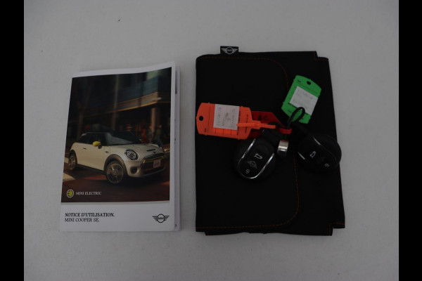 MINI Electric Edition Greenwich 33 kWh | Panoramadak | Stoelverwarming | Carplay | Navigatie | Camera | Full LED | Sportstoelen | Keyless | Climate control