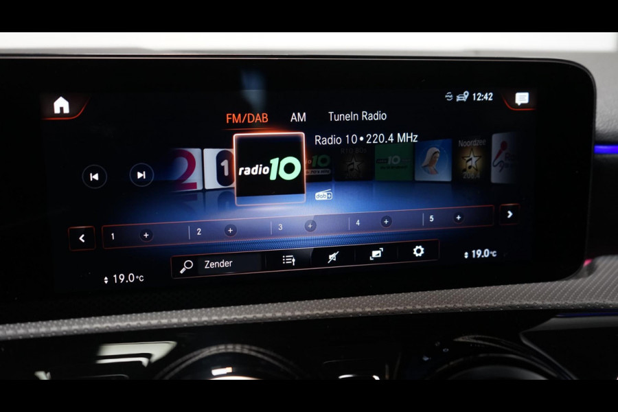 Mercedes-Benz A-Klasse A200 AMG AUTOMAAT-AMBIANCE-CAMERA-CLIMA-KEYLESS-LED-MBUX-NAVIGATIE