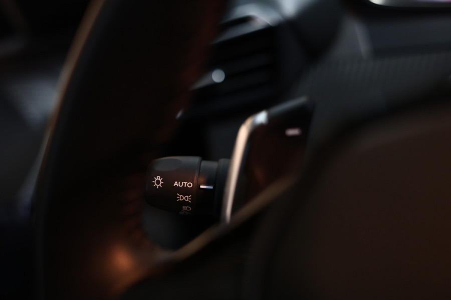 Peugeot 208 1.2 PureTech Allure AUT 1eEIGNR! CARPLAY DAB STOELVW PDC '20