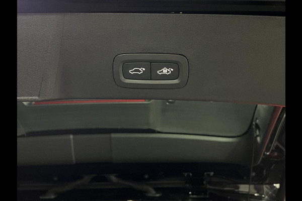 Volvo XC40 T5 Plug-in hybrid R-design Trekhaak | Adaptive Cruise | Open dak | Stoel-/stuurverwarming | Achteruitrij camera | Carplay