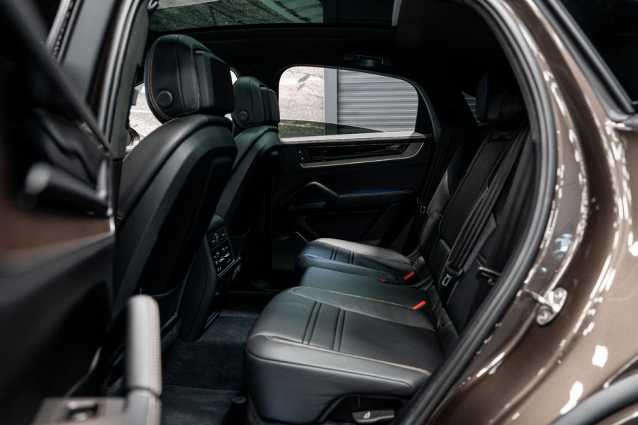 Porsche Cayenne Coupé 3.0 S E-Hybrid *Burmester / Club-Leder Interieur / Vierwielbesturing / Paint-to-Sample / Soft-Close / Stoelventilatie / Keyless*