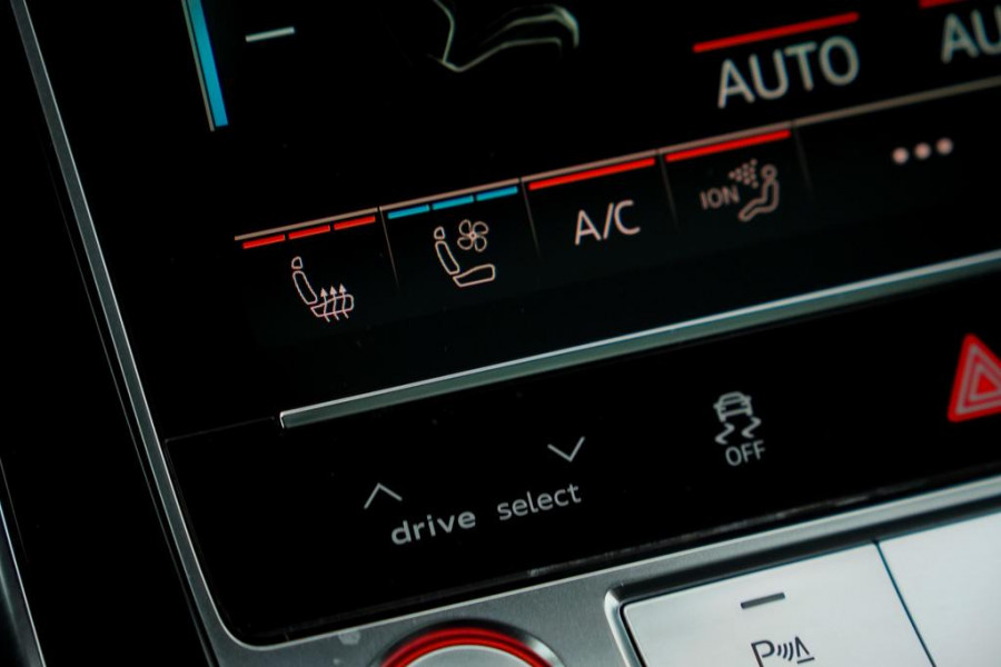 Audi Q8 4.0 TFSI RS Q8 quattro / NL Auto / Pano / Keramisch / Performance / Stoelklima