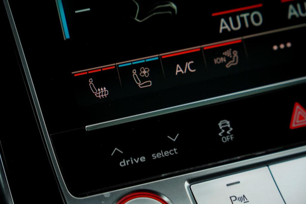 Audi Q8 4.0 TFSI RS Q8 quattro / NL Auto / Pano / Keramisch / Performance / Stoelklima