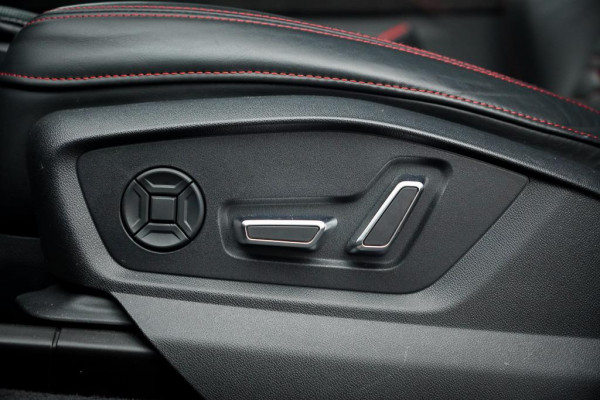 Audi Q8 4.0 TFSI RS Q8 quattro / NL Auto / Pano / Keramisch / Performance / Stoelklima