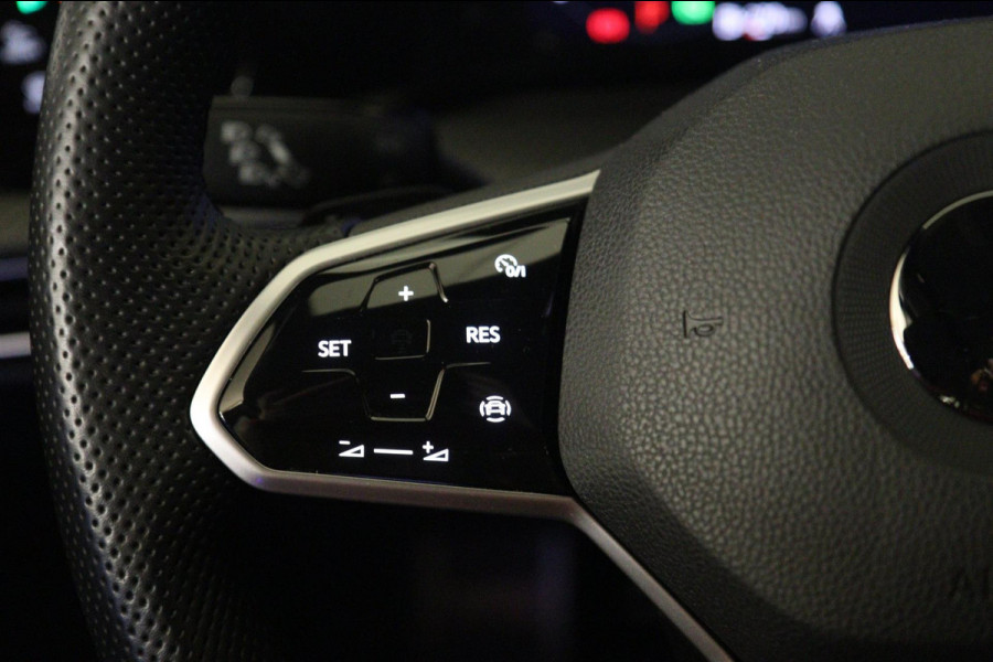 Volkswagen Golf 1.5 eTSI R-Line 150 PK BLACKSTYLE/PANO/CARPLAY/ACC/LANEASSIST/VOL