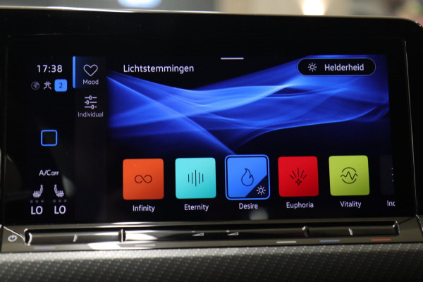 Volkswagen Golf 1.5 eTSI R-Line 150 PK BLACKSTYLE/PANO/CARPLAY/ACC/LANEASSIST/VOL