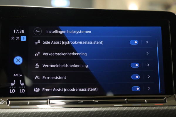 Volkswagen Golf 1.5 eTSI R-Line 150 PK BLACKSTYLE/PANO/CARPLAY/ACC/LANEASSIST/VOL