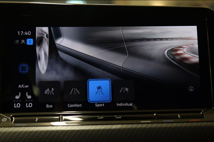 Volkswagen Golf 1.5 eTSI R-Line 150 PK BLACKSTYLE/PANO/CARPLAY/ACC/LANEASSIST/VOL